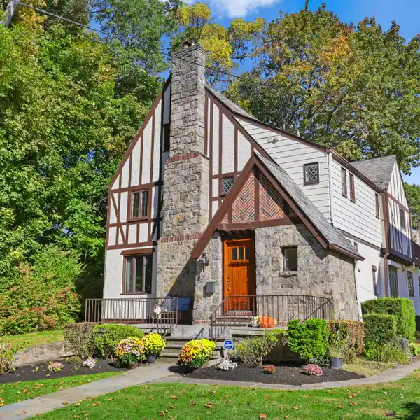 SPACIOUS TUDOR BESIDE SCENIC HUNTS WOOD PARK