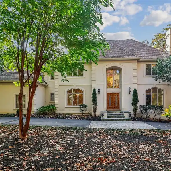 ELEGANT LUXURY ESTATE IN SOUGHT-AFTER WINDSONG