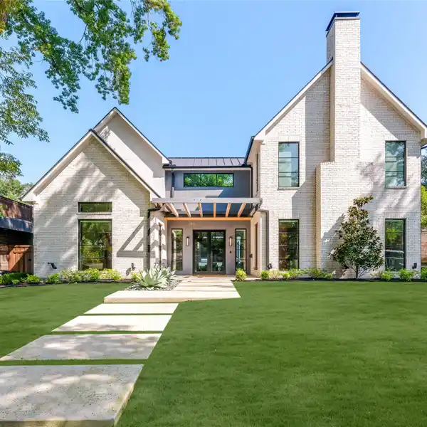 DESIGNER FINISHES IN PRESTIGIOUS DALLAS NEIGHBORHOOD