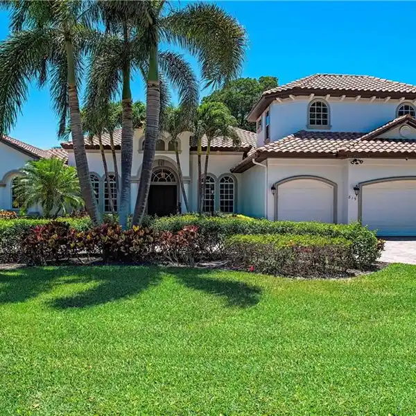 SOPHISTICATED ESTATE IN AN EXCLUSIVE ENCLAVE