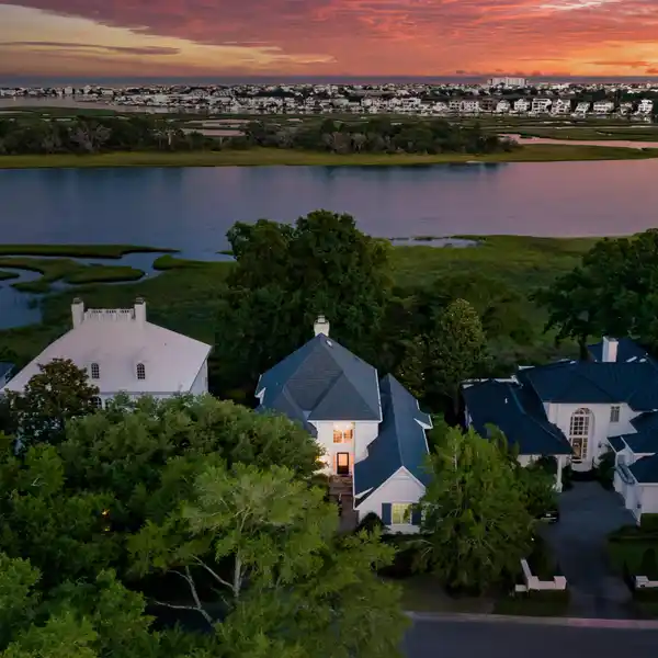 PERFECTLY SIZED LANDFALL VILLA ON A WOODED BLUFF
