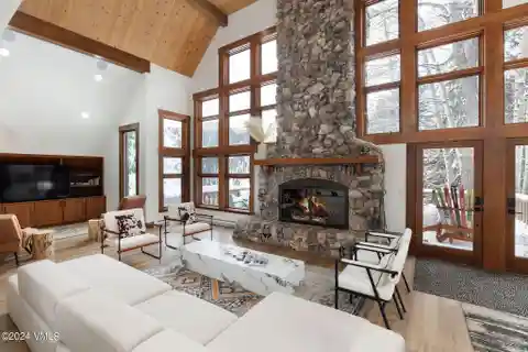 Mountain Retreat with Modern Elegance