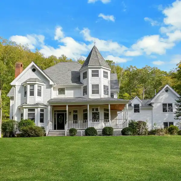 FULLY FURNISHED RETREAT