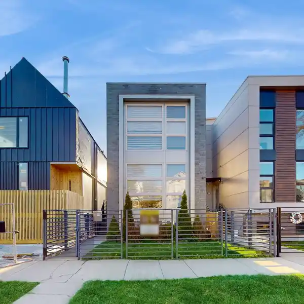 SLEEK DESIGN WITH URBAN CONVENIENCE IN LOGAN SQUARE