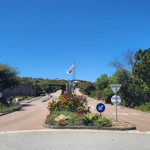 MODERN HOME IN THE PRESTIGIOUS OUBAAI GOLF ESTATE