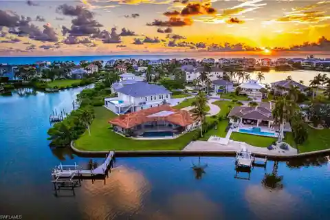 Beautiful Coastal Contemporary Estate