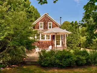 Sweet and Classic Farmhouse with Midcentury Style