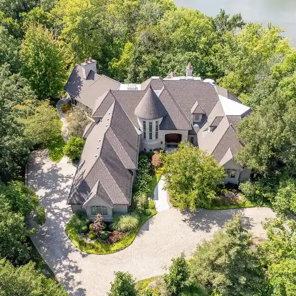 WATERFRONT LIVING LIKE NO OTHER