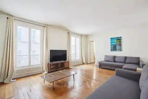 Peaceful Dual-Aspect Apartment