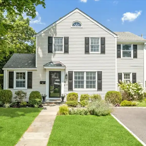 PICTURE PERFECT CHARMING COLONIAL