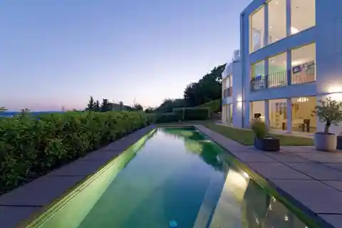 Your Top-Class Retreat: Stylish Villa with Mountain Views