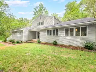 Distinctive Five-Acre Retreat