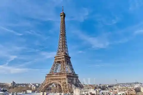 Luxurious Apartment with Exceptional Eiffel Tower View
