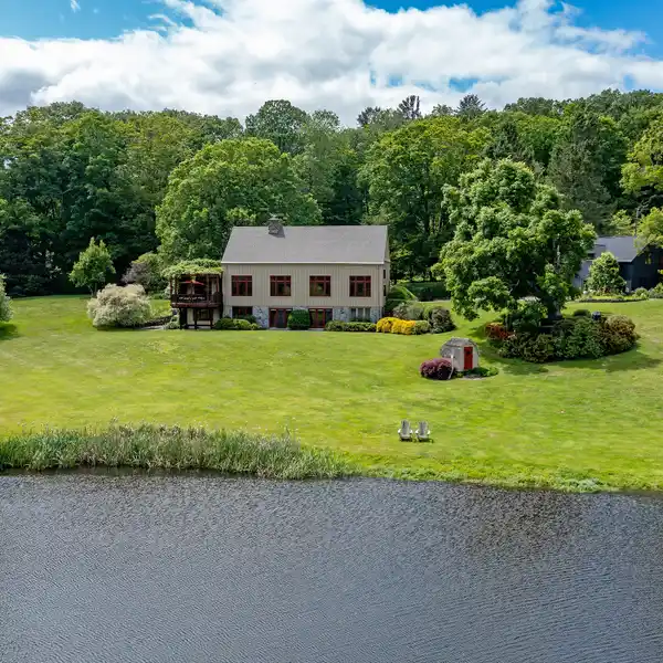 BARN-STYLE HOME IN A MAGICAL SETTING