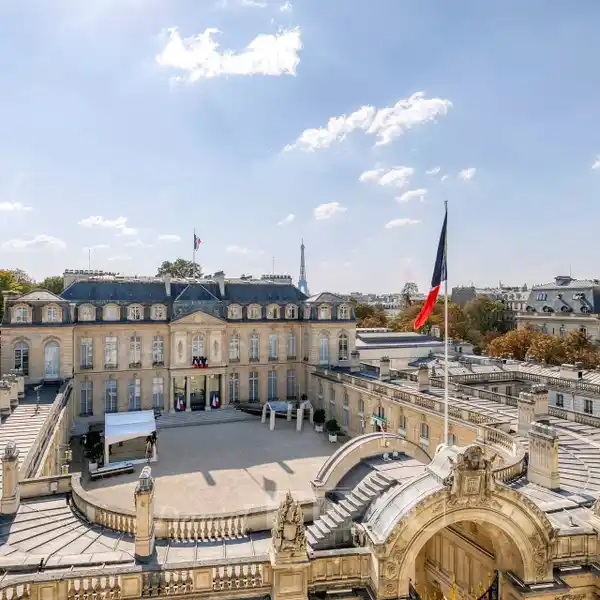 DUPLEX APARTMENT ON THE TOP FLOORS WITH COMMANDING VIEWS