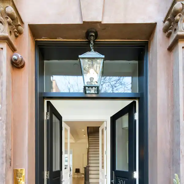 PRISTINE RIVERSIDE PARK TOWNHOUSE