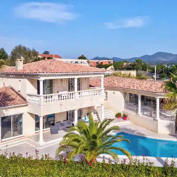 STUNNING ARCHITECT-DESIGNED VILLA