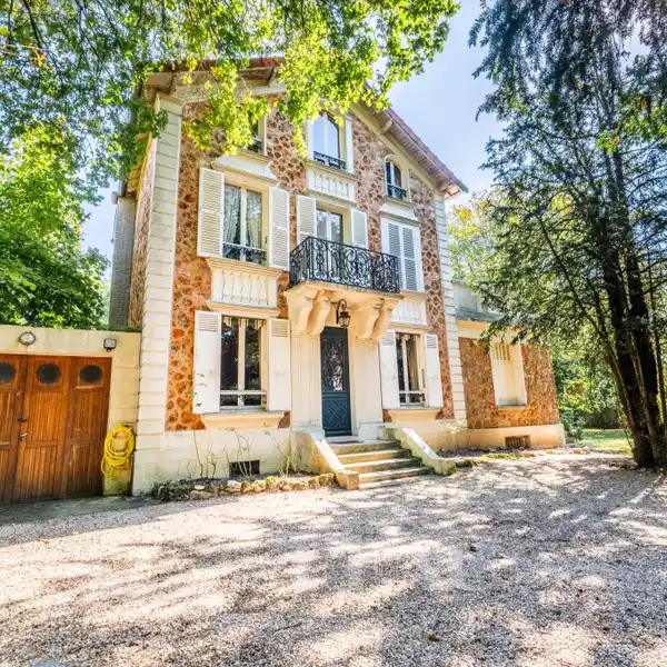 PERIOD PROPERTY AWAITING YOUR RENOVATION VISION