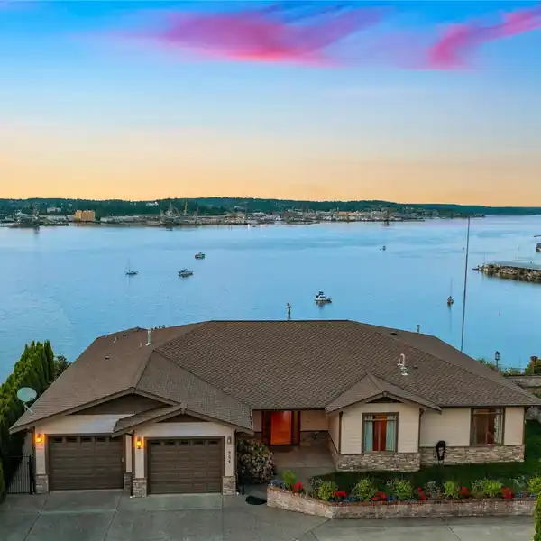 BEAUTIFUL VIEW HOME OVERLOOKING SINCLAIR INLET