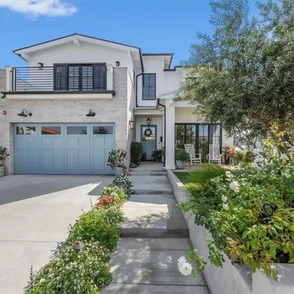WELCOMING LIVING SPACES TO A SERENE BACKYARD RETREAT