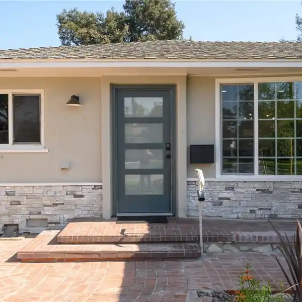 STYLISH RETREAT WITH MOUNTAIN VIEW CHARM