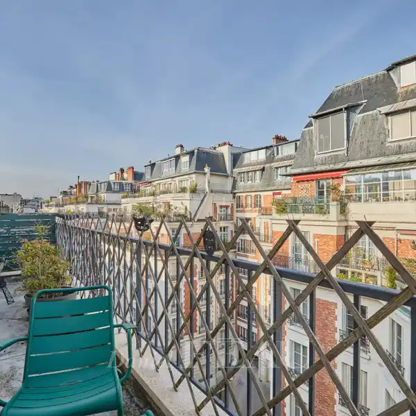 PERFECTLY MAINTAINED PENTHOUSE WITH DUAL EXPOSURE