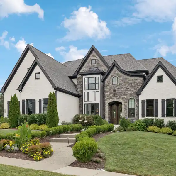 FORMER AWARD-WINNING MODEL FULL OF AMENITIES
