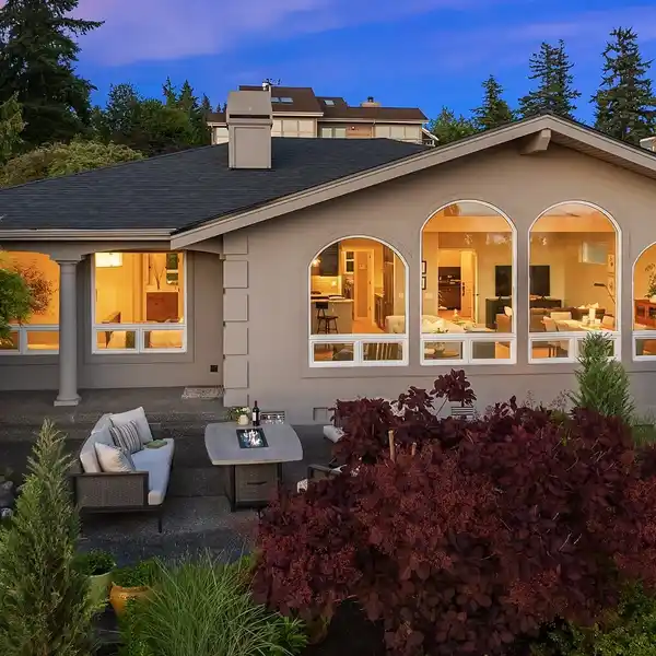 EASY ELEGANCE IN A BEAUTIFUL SETTING