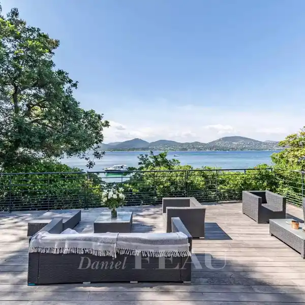 DELIGHTFUL PROPERTY WITH A PRIVATE BEACH