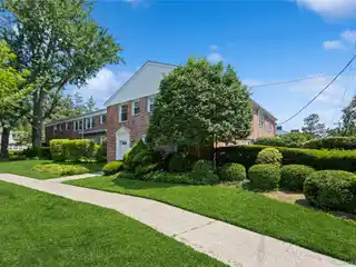 Maisonette Living with Refined Architectural Character