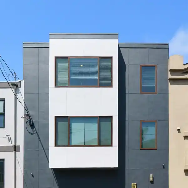 LIGHT-FILLED TOP-FLOOR FLAT