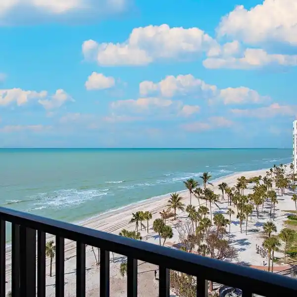 BEACHFRONT CONDO WITH SPARKLING VIEWS