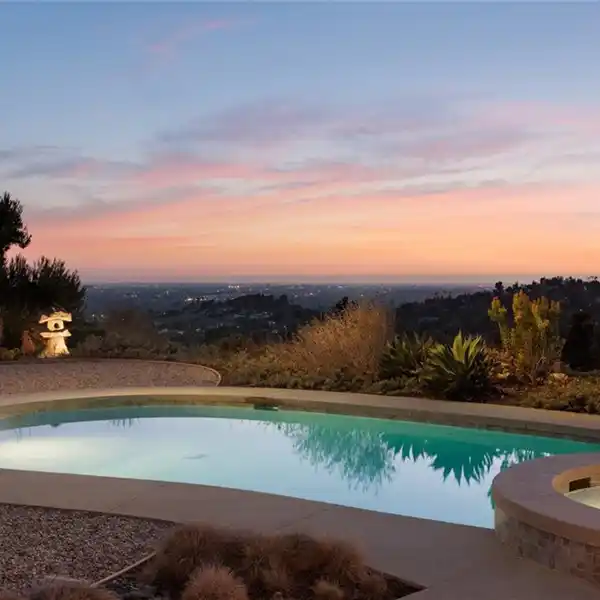 ARCHITECTURAL HILLTOP RETREAT