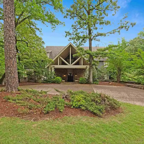 THE ULTIMATE IN LAKESIDE LIVING