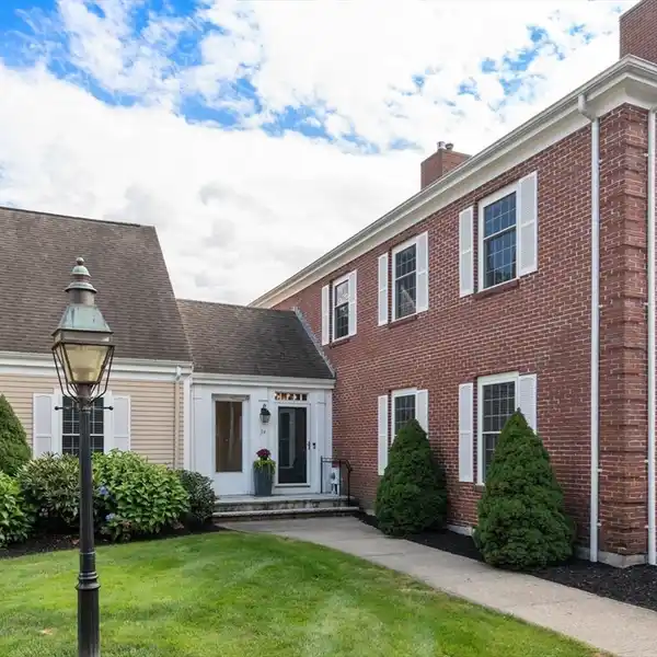 BEAUTIFULLY RENOVATED HUNTERS RIDGE TOWNHOME
