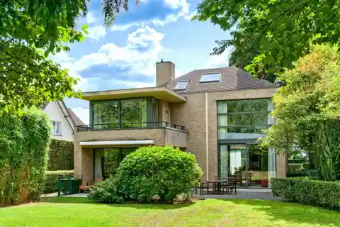 Bright Elegant Villa in a Green Setting