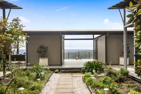 Pavilion-style Retreat with Breathtaking Views