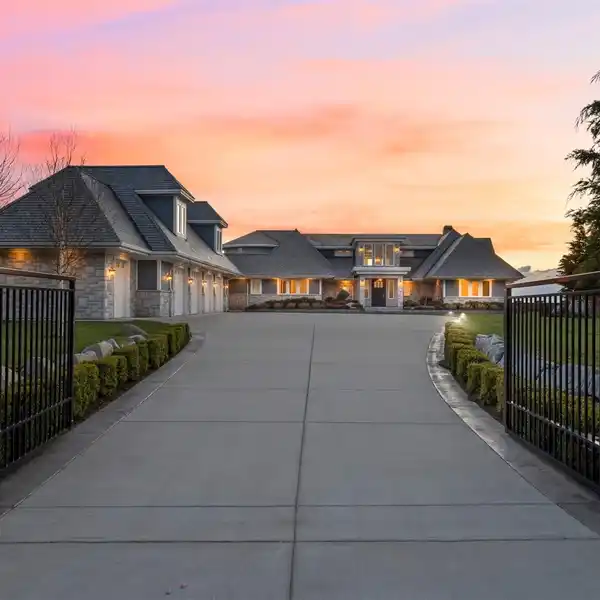 ULTIMATE WATERFRONT LUXURY