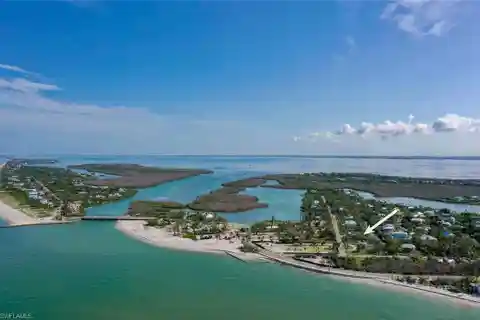 Del Sega Waterfront Lot with Boatlift