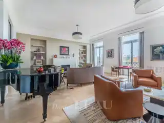 Beautifully Appointed Full-Floor Apartment