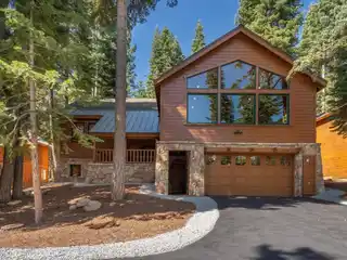 Beautiful Large-Scale Chalet