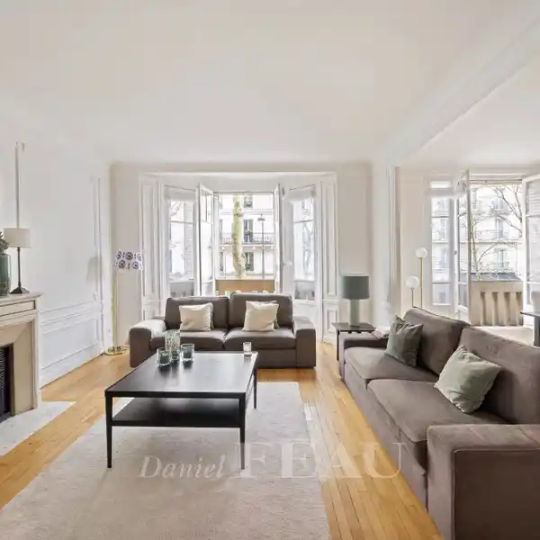 ELEGANT TOP-FLOOR APARTMENT NEAR CHAMP DE MARS