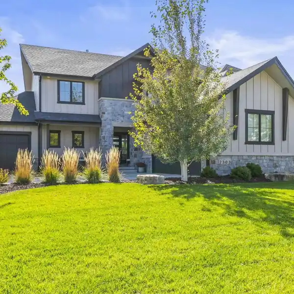 FUNCTIONAL AND LUXURIOUS HOME IN THE PRAIRIES