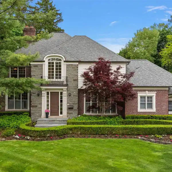 ESTATE-SIZED PROPERTY WITH A VERSATILE PLAN