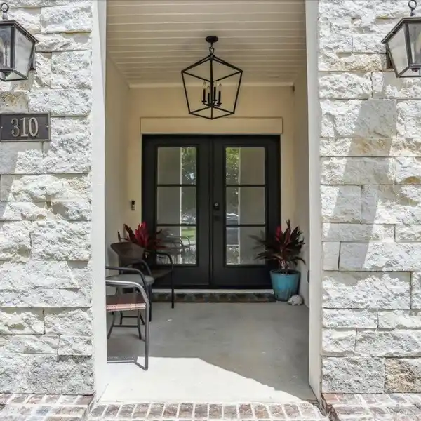 LUXE TOWNHOME LIVING IN DOWNTOWN PENSACOLA