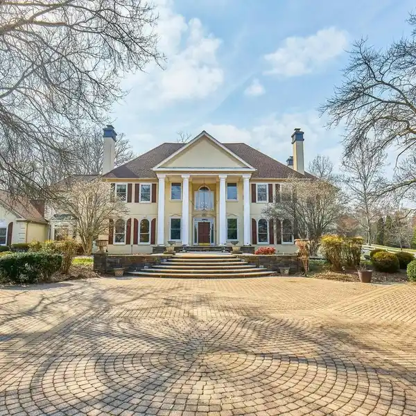 PRIVATE CLIFTON RETREAT WITH FULL SPA AND THEATER