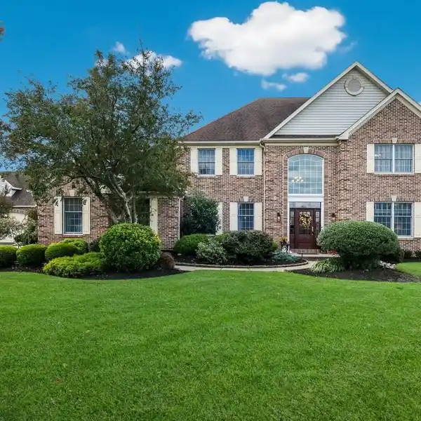 MODERN COMFORTS ON PRIVATE ACREAGE RETREAT