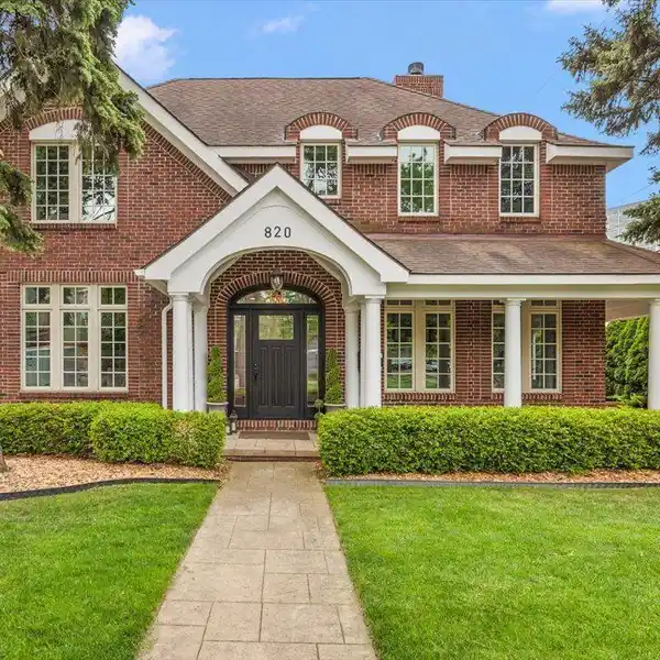 TRIANGLE DISTRICT SMART HOME WITH TIMELESS ELEGANCE