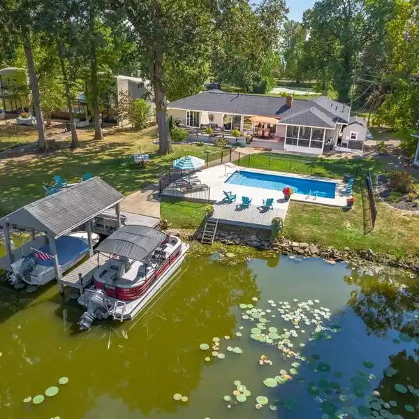 LAKEFRONT LIVING AT ITS FINEST
