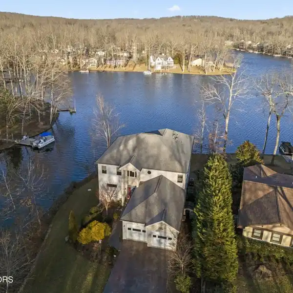 LAKEFRONT CRAFTSMAN IN FAIRFIELD GLADE RESORT COMMUNITY